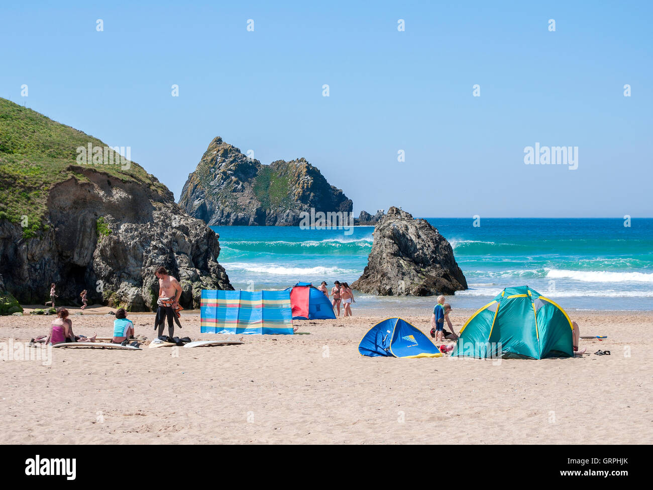 Familien am Strand von Holywell Bucht in Cornwall, England, UK Stockfoto