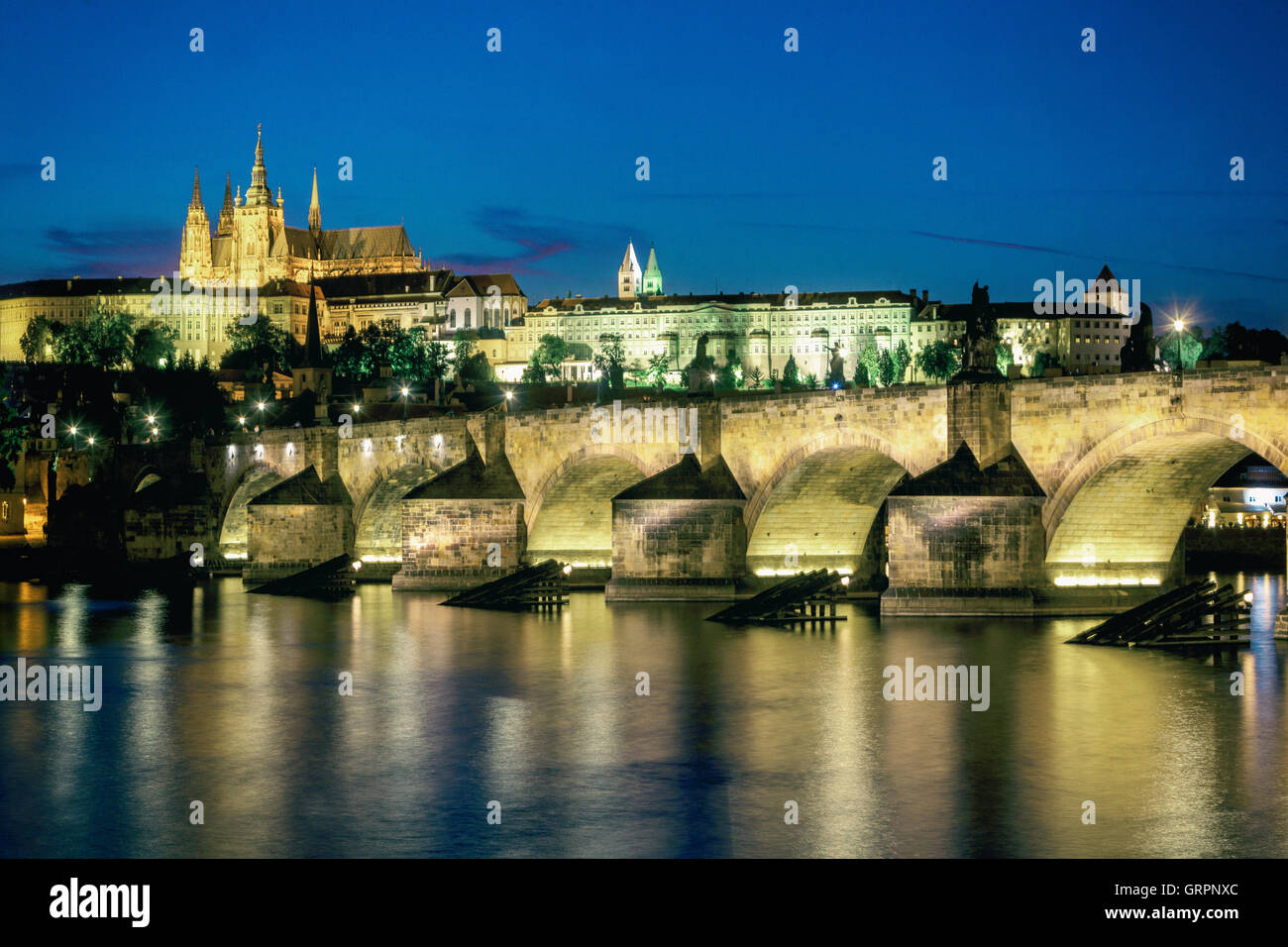 Prager Burg Nachtfluss und Karlsbrücke über der Moldau Skyline Prag bei Nacht Panorama Stockfoto