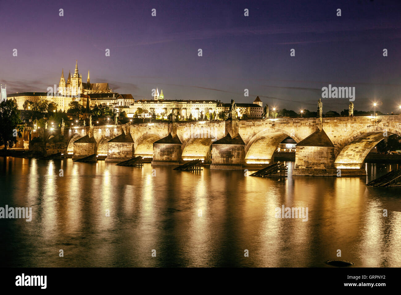 Skyline der Prager Burg Nachtfluss und Karlsbrücke Prag bei Nacht Morgenröte über der Moldau, Stockfoto