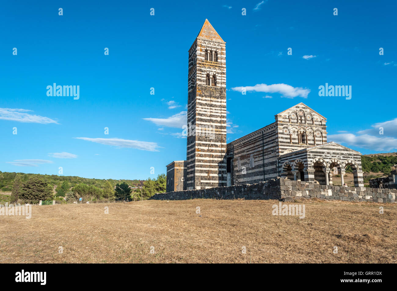 Die kleine Kirche von Saccargia mitten im sardischen Land - Italien Stockfoto