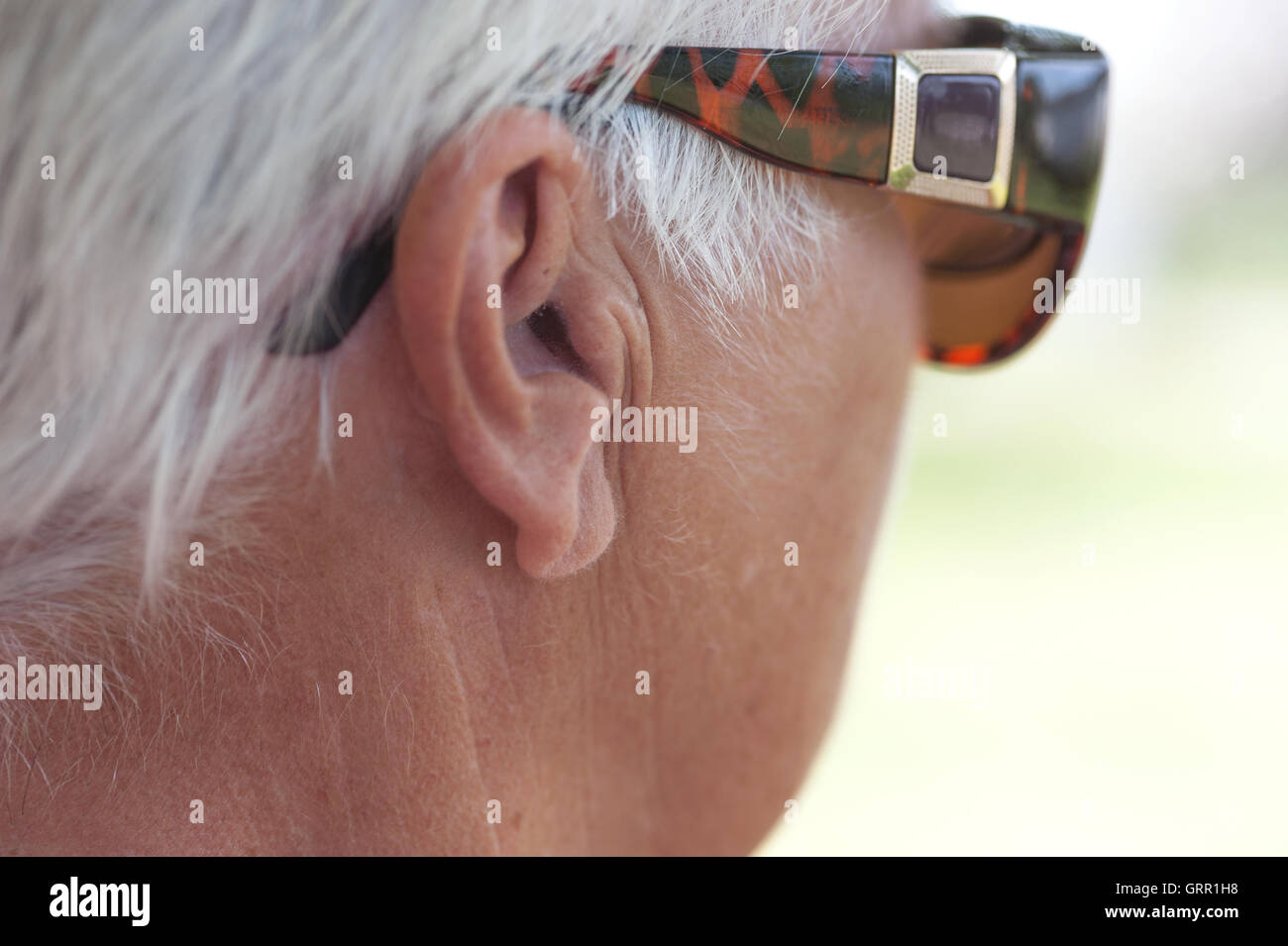 Weiße Haare und Brille über Ohr Stockfotografie - Alamy