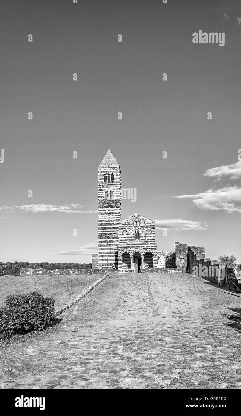 Die kleine Kirche von Saccargia mitten im sardischen Land - Italien Stockfoto