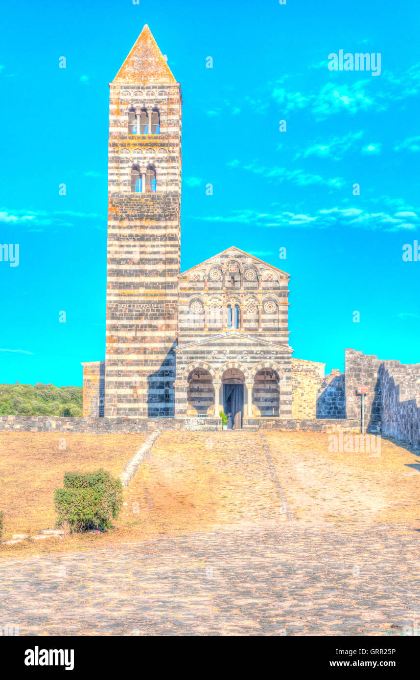 Die kleine Kirche von Saccargia mitten im sardischen Land - Italien Stockfoto