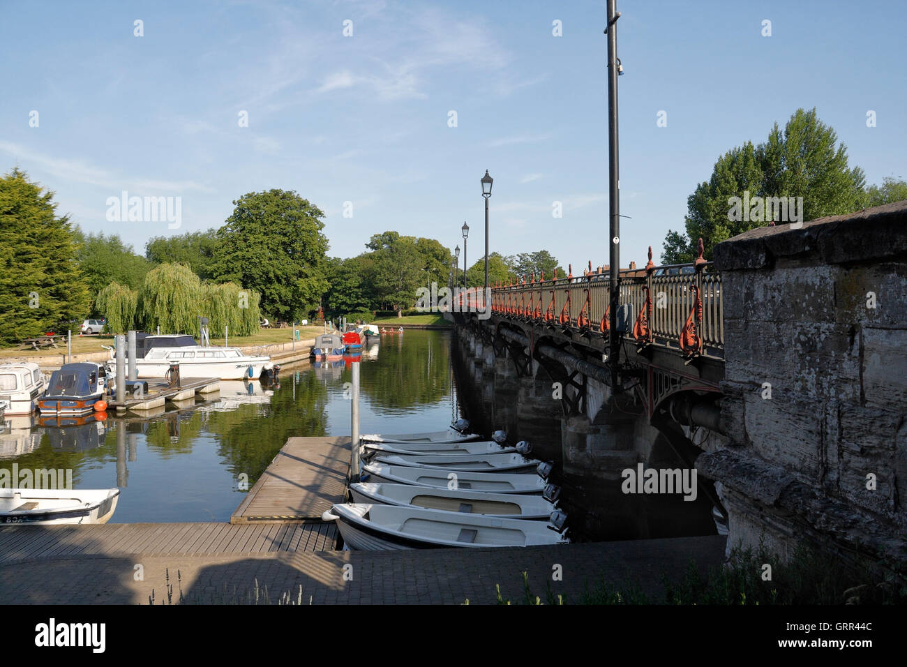 Bridgefoot Marina in Stratford-upon-Avon England, an der Straßenbrücke. Bootsliegeplätze auf dem Fluss Avon Warwickshire England Stockfoto