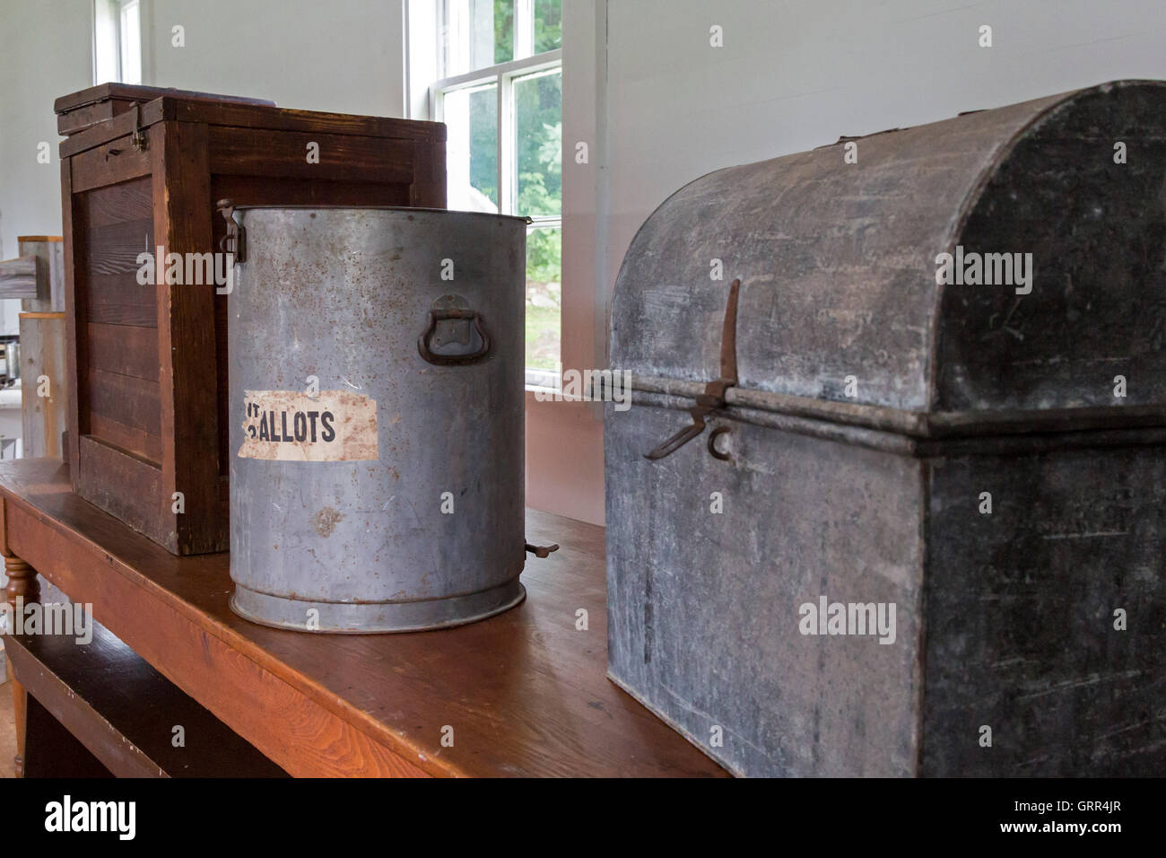 Hastings, Michigan - Wahlurnen in Hastings Township Hall im historischen Charlton Park Village. Stockfoto