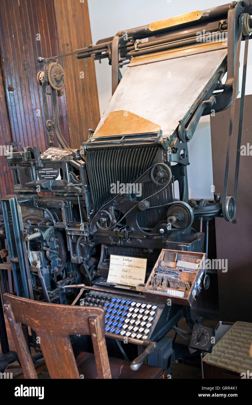 Hastings, Michigan - ein Linotype-Setzmaschine in Druckerei Thornapple Press im historischen Charlton Park Village. Stockfoto