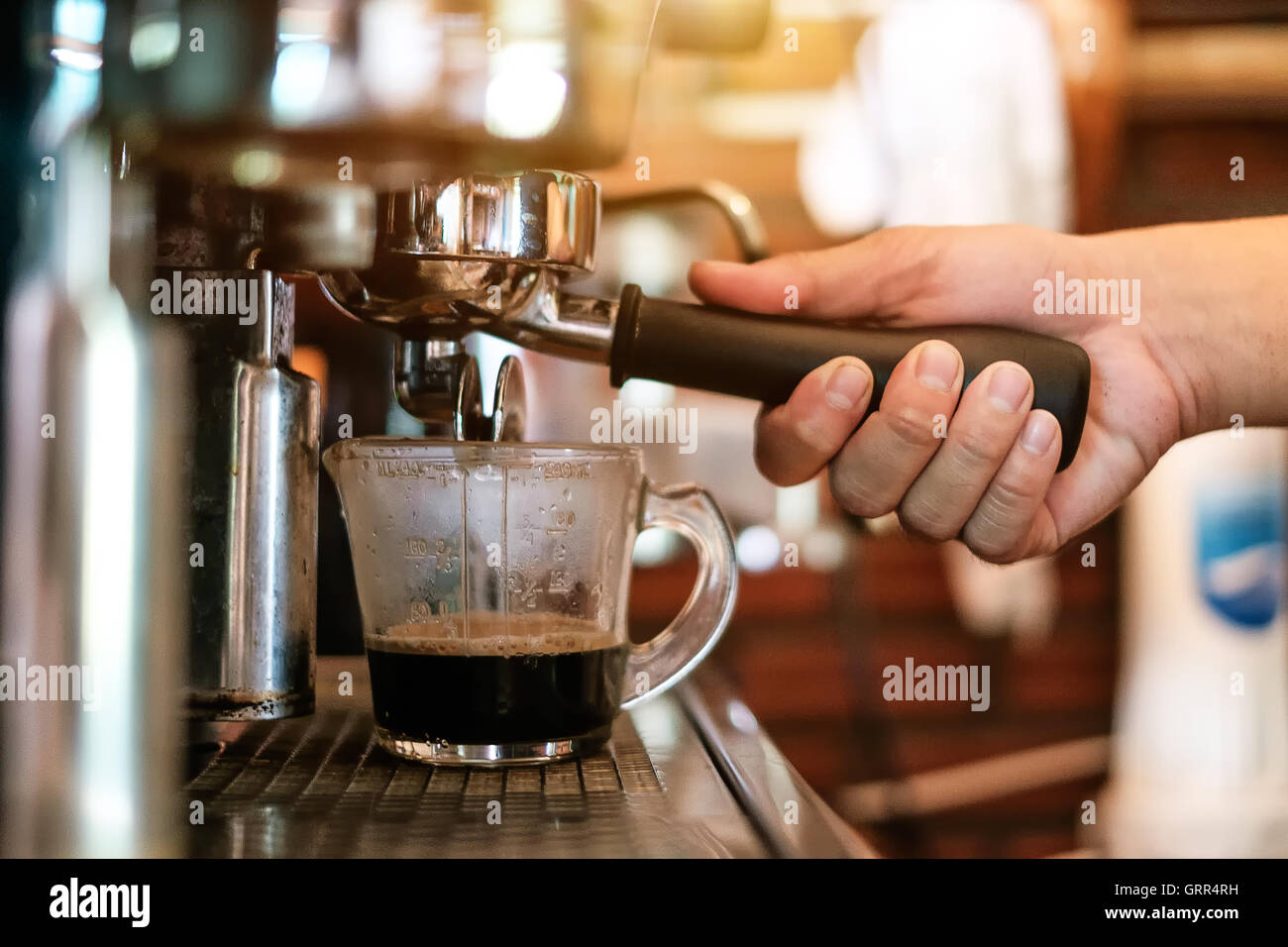 Cup und professionelle Espresso-Maschine in eine keramische Tasse frischen Kaffee gießen Stockfoto