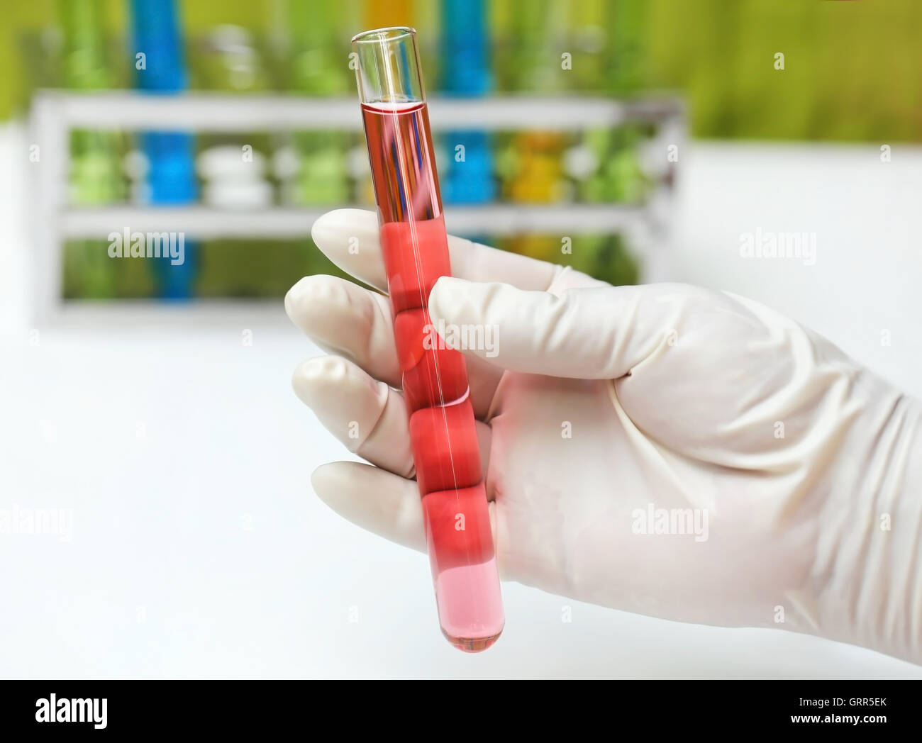 Hand hält ein Reagenzglas mit chemischen Probe im Labor Stockfoto