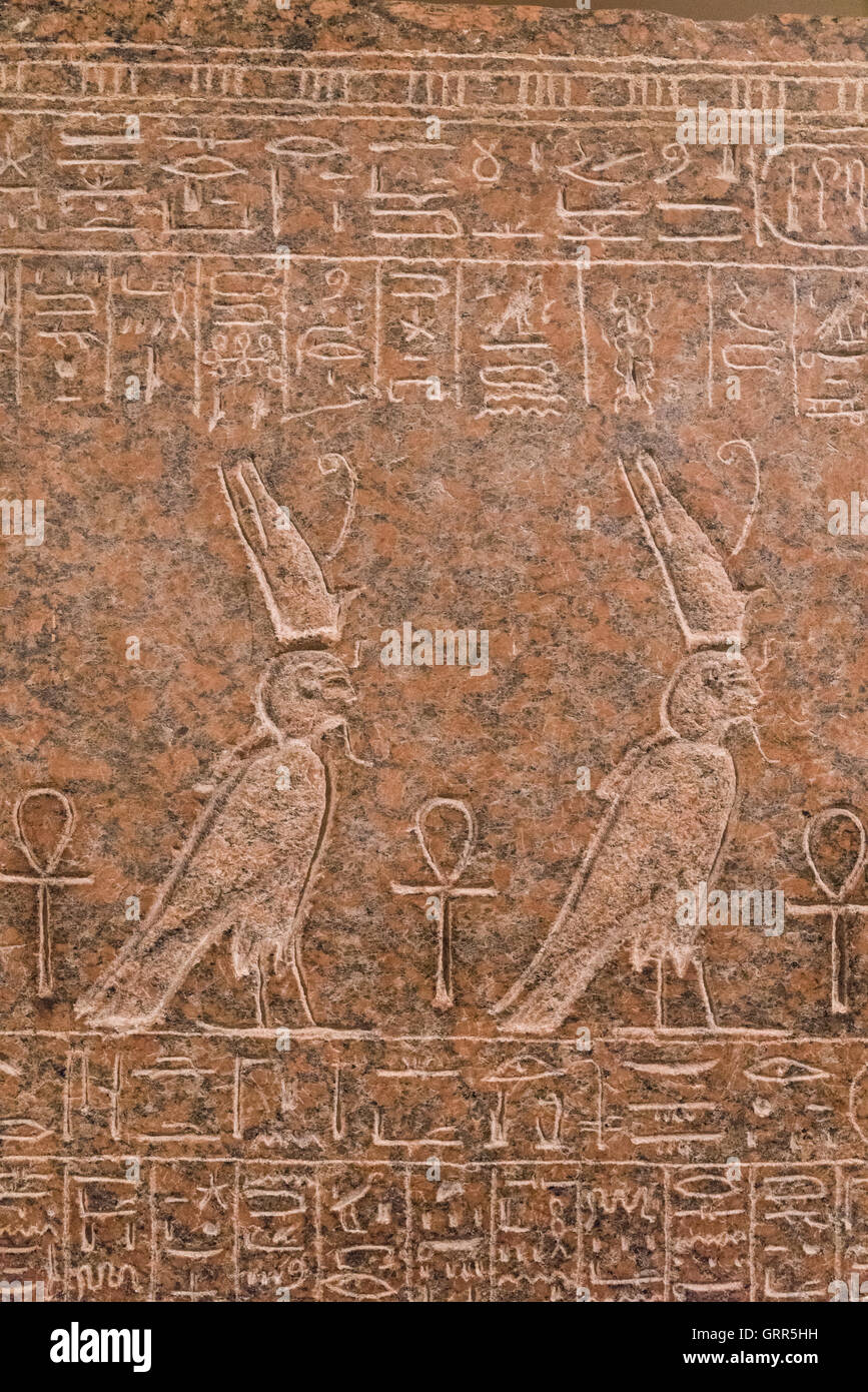 Ägyptische Hieroglyphen am Sarkophag des Königs Ramses III, auf das Louvre-Museum, Paris, Frankreich Stockfoto