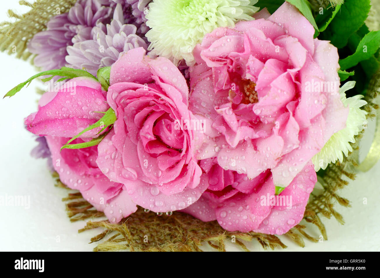 Blumen Blumenstrauß mit rosa Rosen und Chrisanthemum. Stockfoto