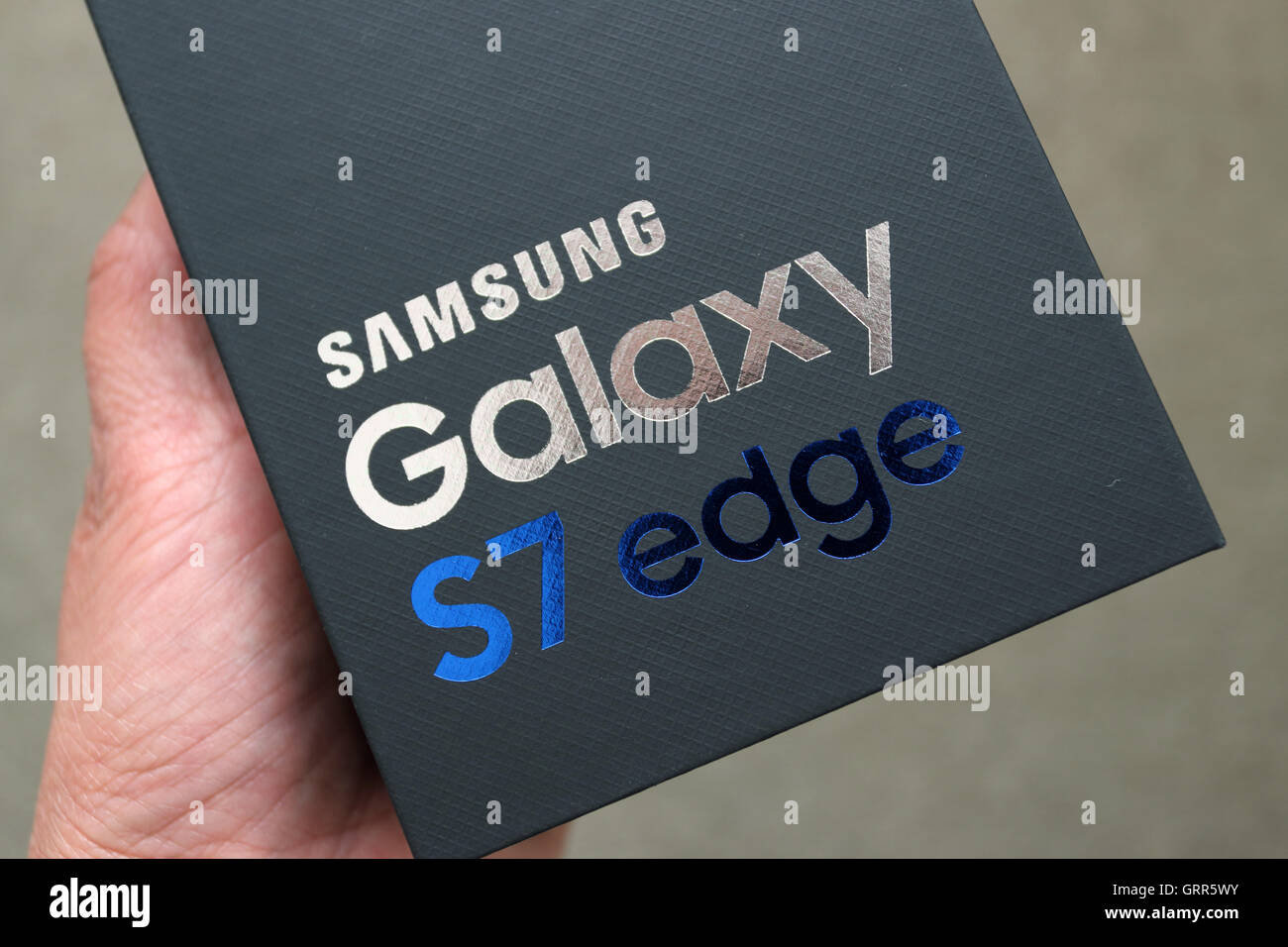 Hand hält Samsung Galaxy S7 Rand in Blackbox Stockfoto