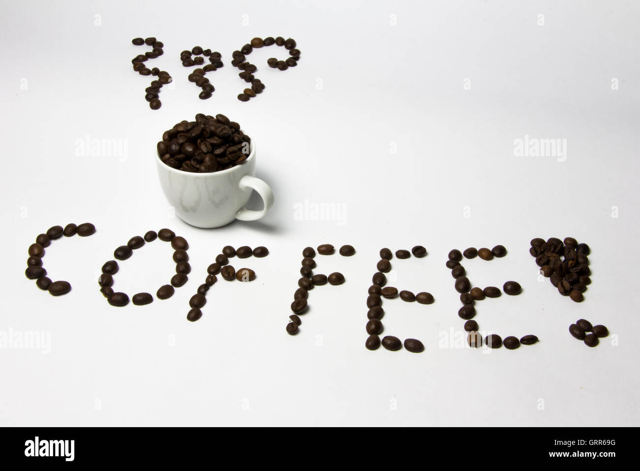 Kaffeetasse mit Dampf und Wort Kaffee aus Kaffeebohnen. Kreativ, original. Stockfoto