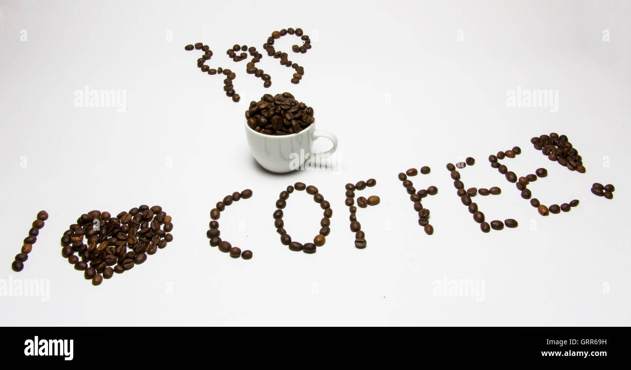 Ich liebe Kaffee. Kaffeetasse mit Dampf und Briefe aus Kaffeebohnen hergestellt. Kreativ, original. Stockfoto
