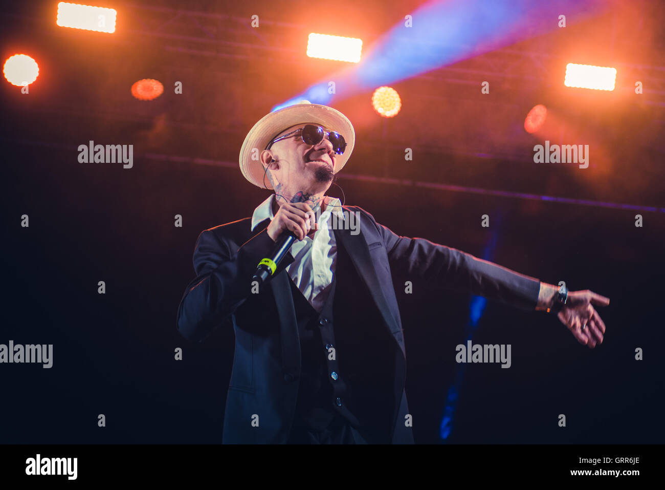 Rapper Fedez und J-Ax die live bei den Star Festival 2016 in Moncalieri, in der Nähe von Turin. (Foto von Alessandro Bosio / Pacific Press) Stockfoto