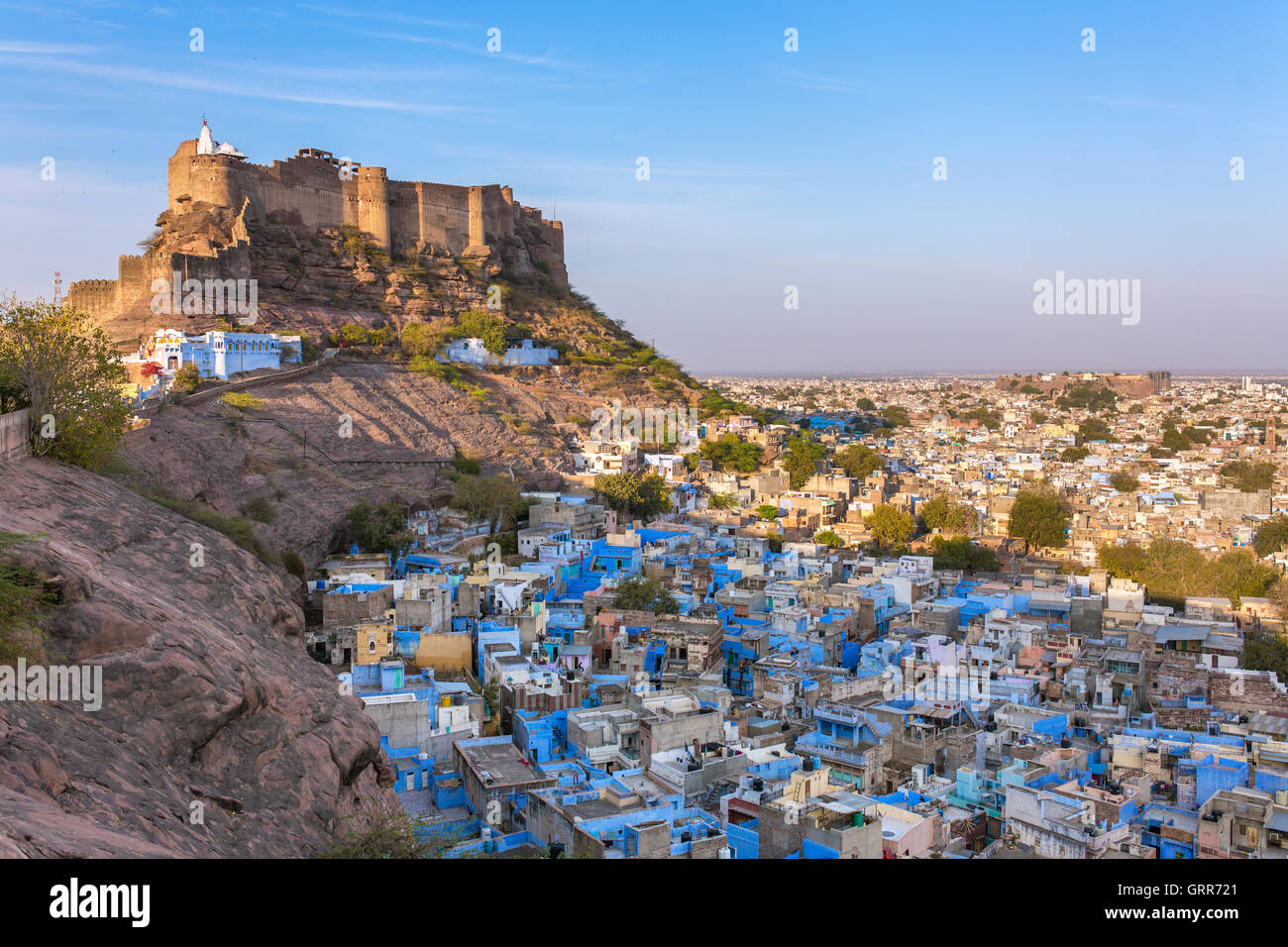 Blaue Stadt und Mehrangarh Fort auf dem Hügel in Jodhpur, Rajasthan, Indien Stockfoto