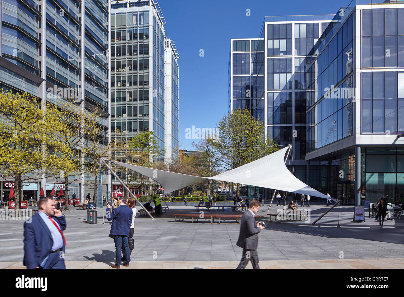 Bischöfe Quadrat mit geeignet Stadtarbeiter zu Fuß. Spitalfields Market, London, Vereinigtes Königreich. Architekt: Foster + Partners, 2005. Stockfoto