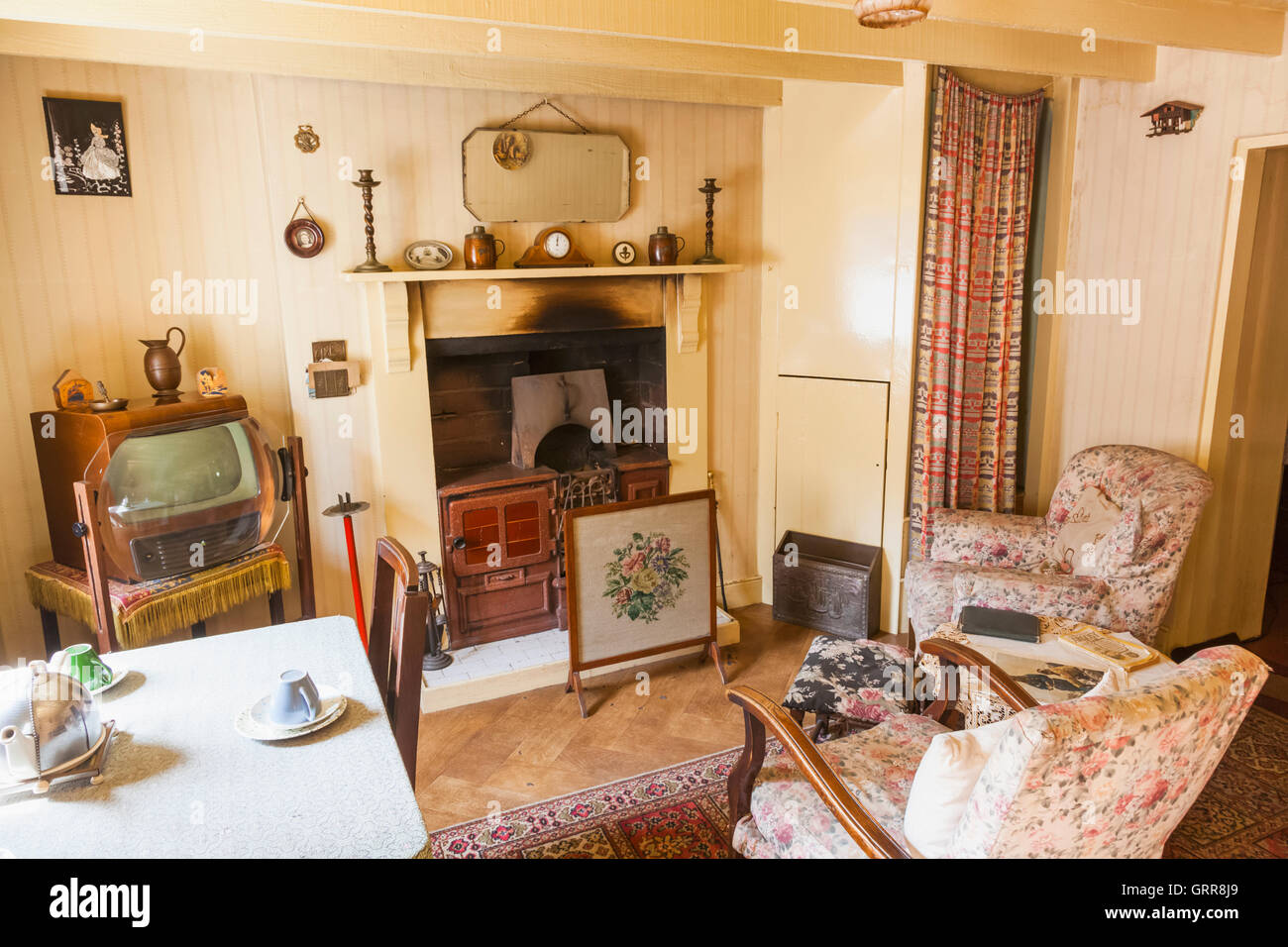 Wales, Cardiff, St Fagan, Museum of Welsh Life Interior anzeigen 50er Jahre Wohnzimmer Cottage Stockfoto