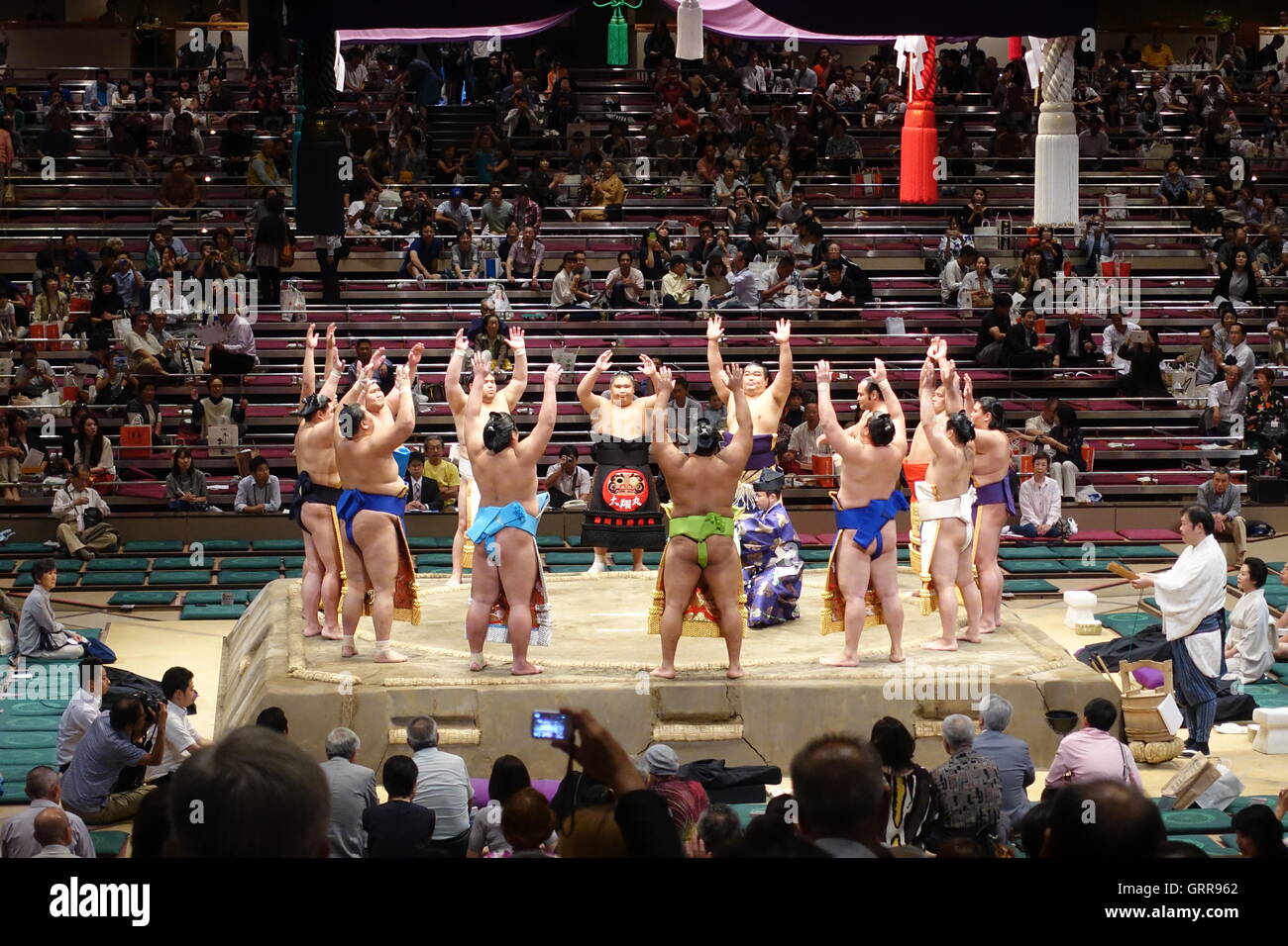 Rängen-Iri (Ring-Eingabe Zeremonie) während eines Honbasho (本場所) am Ryōgoku Kokugikan (両国国技館) durch die Rikishi (Sumo-Ringer). Stockfoto