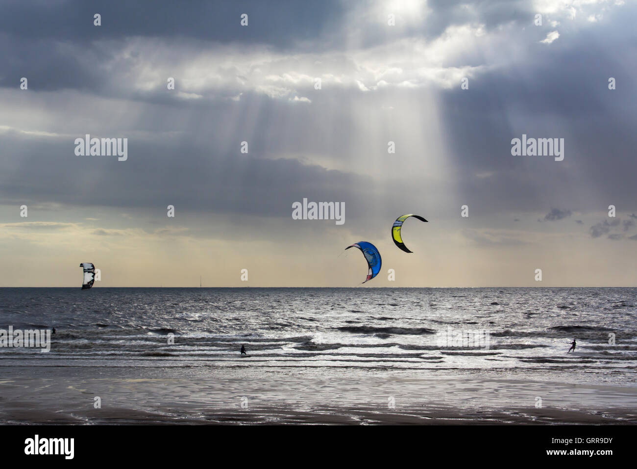 Drei Kiteboarder Eingriff in ihre extreme Wassersport bei starkem Wind der Lancashire-Küste bei Cleveleys. Stockfoto