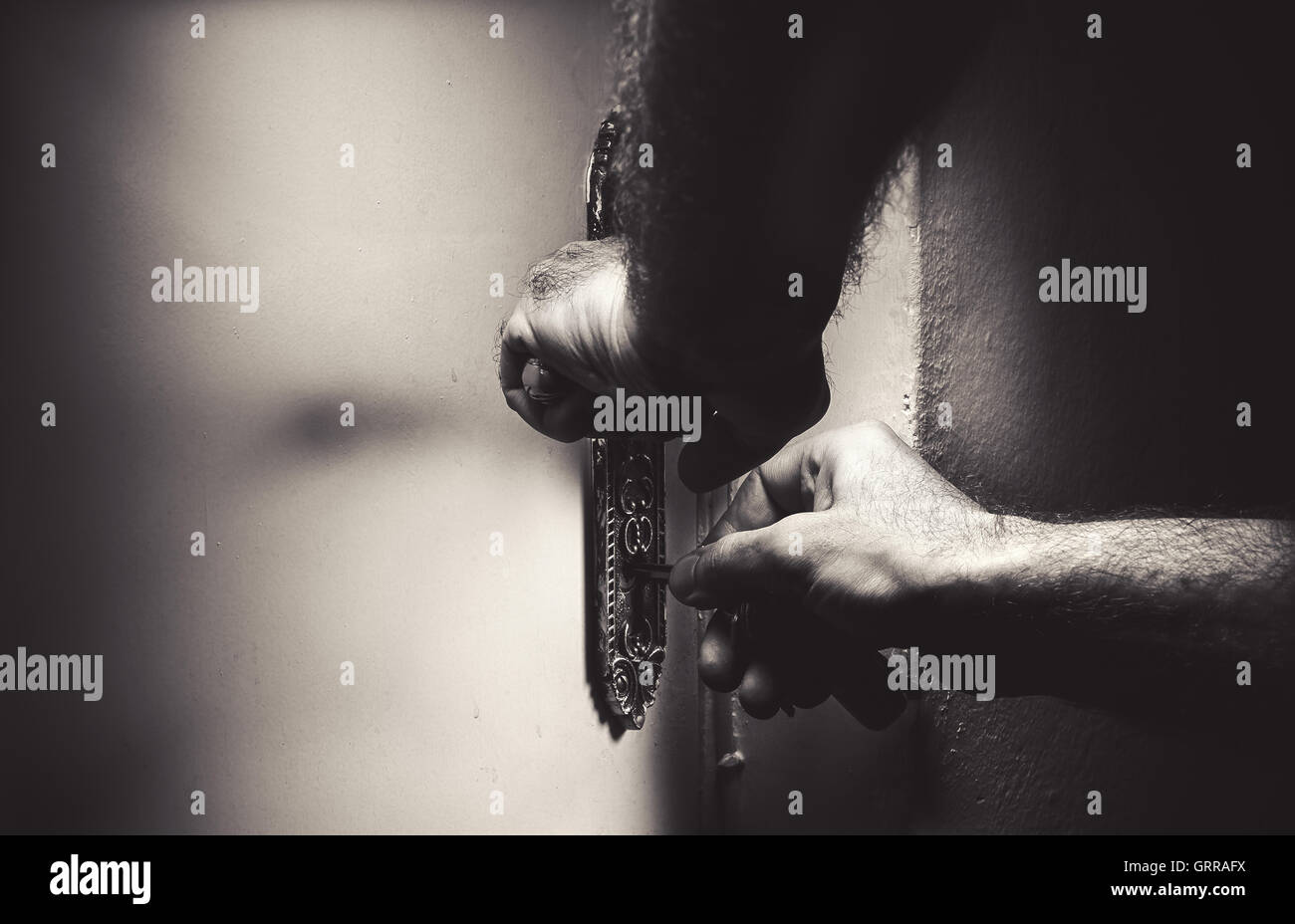 Konzeptuelle Komposition über Sicherheit, diesem Moment des Öffnens der Tür. Stockfoto