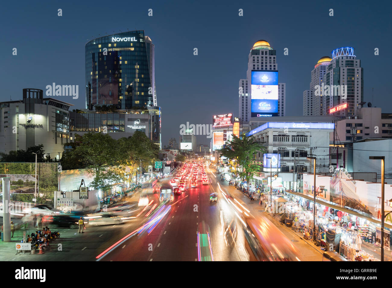 Ratchaprarop Road im Bezirk Ratchathewi bei Nacht, Zentrum von Bangkok, Thailand Stockfoto