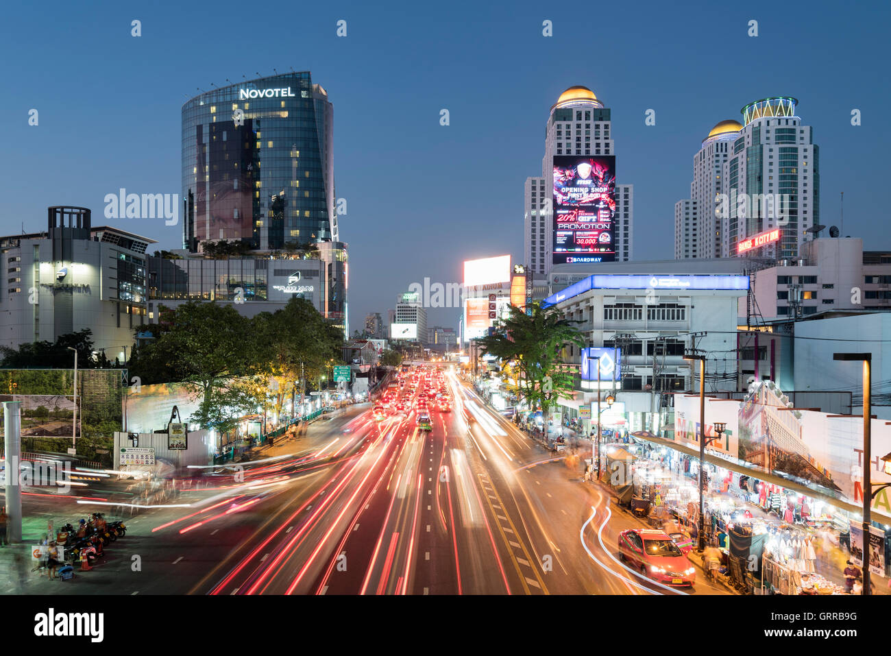 Ratchaprarop Road im Bezirk Ratchathewi bei Nacht, Zentrum von Bangkok, Thailand Stockfoto