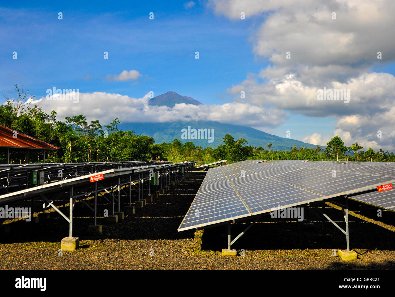 Bali, Indonesien - 26. Juni 2013: Solar PV mit Berg im Hintergrund in Bali, Indonesien. Stockfoto
