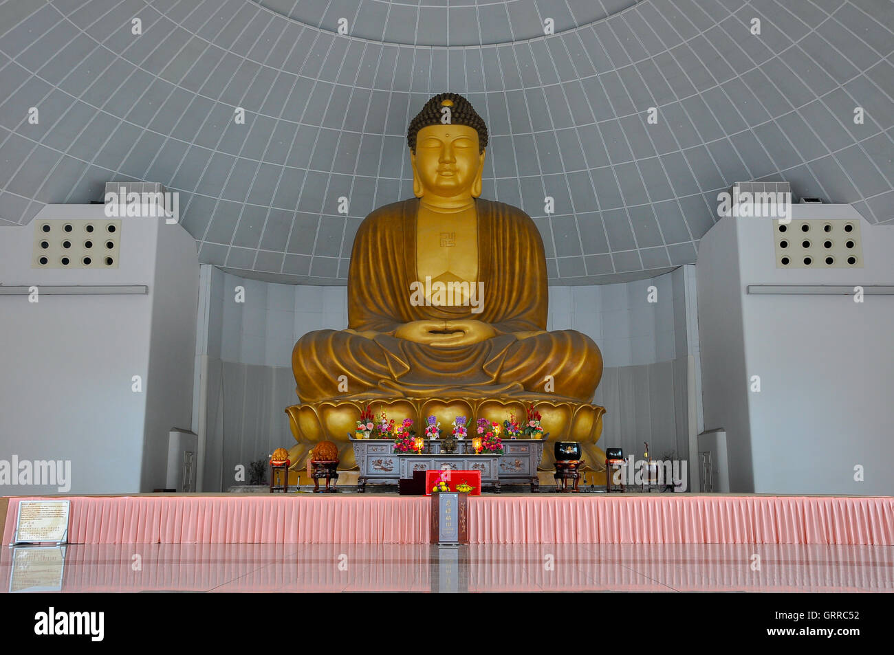 Singapur, 13. April 2011 - Big Buddha-Statue in ehrwürdigen Hong Choon Memorial Hall, Singapur Stockfoto