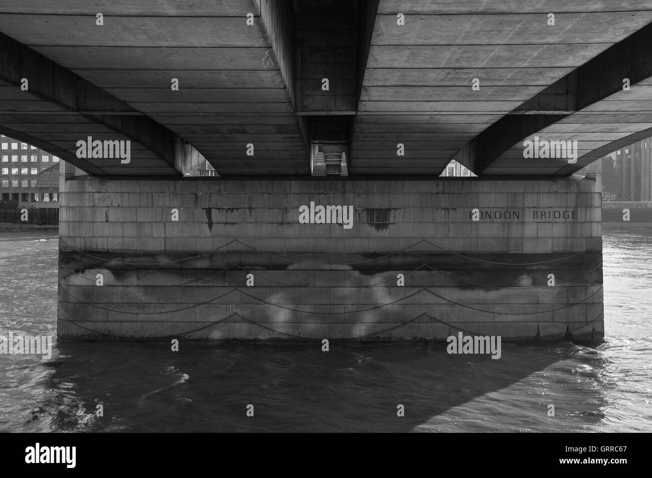 Unter London Brücke, verarbeitet in schwarz / weiß Stockfoto
