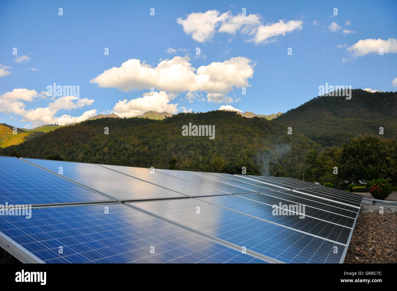 Nord-Thailand, 23. Dezember 2010: Solar-PV mit Berg im Hintergrund, Nord-Thailand. Stockfoto