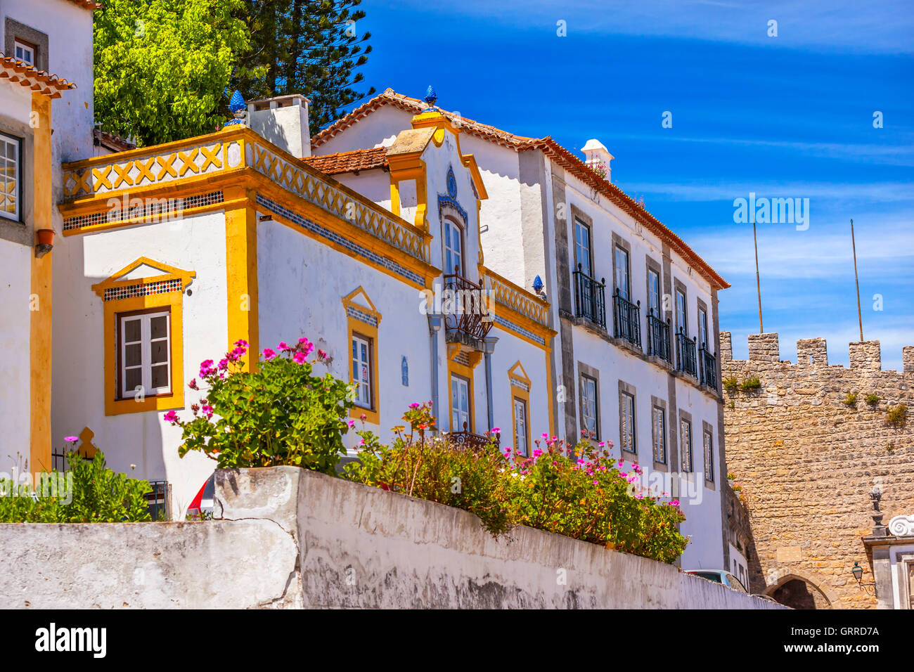 Weiß gelb Gebäude Straße 11. Jahrhundert Schloss Wand mittelalterliche Stadt Lampe Óbidos Portugal. Burg und die Wände im 11. Jahrhundert erbaut Stockfoto