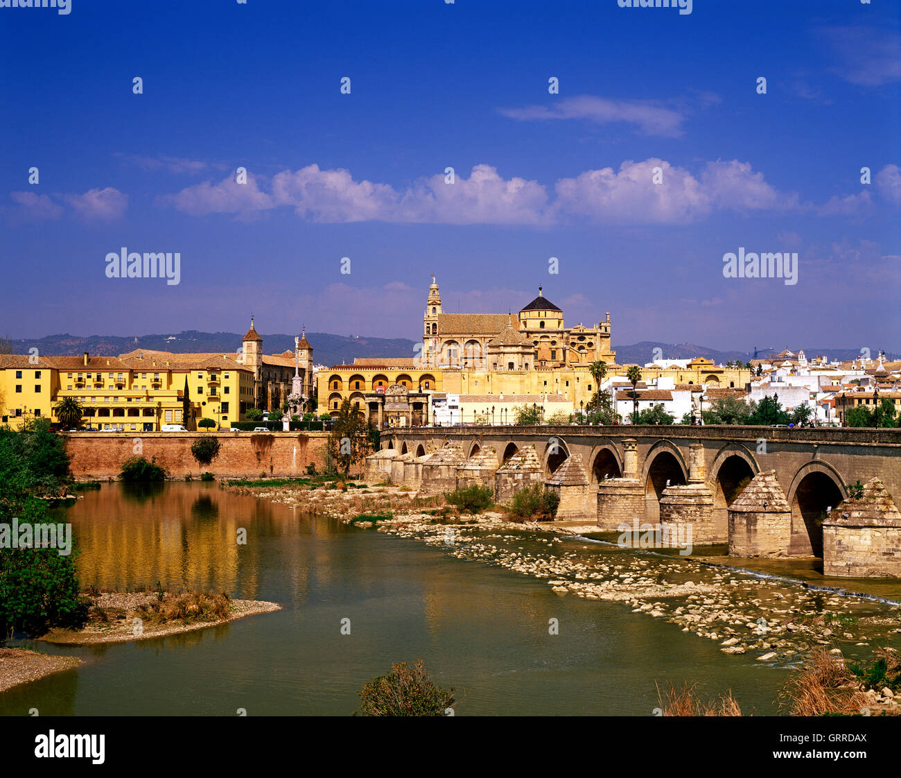 Römische Brücke und Kathedrale, Córdoba, Andalusien, Spanien Stockfoto