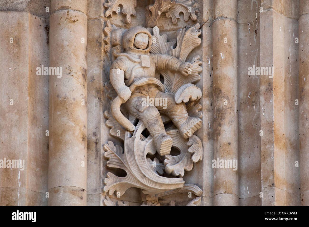 Die berühmte Astronauten in Stein in Salamanca Kathedrale Fassade geschnitzt. Die Skulptur wurde während der Renovierung im Jahr 1992 hinzugefügt. Stockfoto