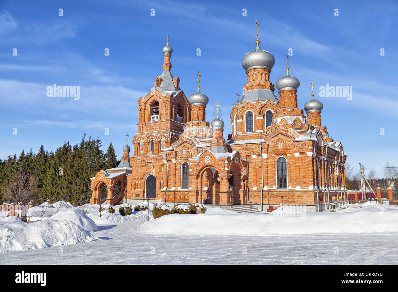 Rote Backsteinkirche im Dorf Darna, Istra Bezirk, Gebiet Moskau, Russland Stockfoto