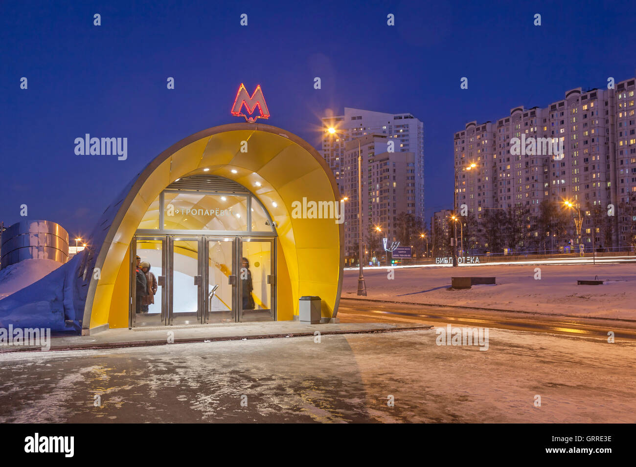 Einstieg in die neue u-Bahnstation Troparevo, Moskau. Stockfoto