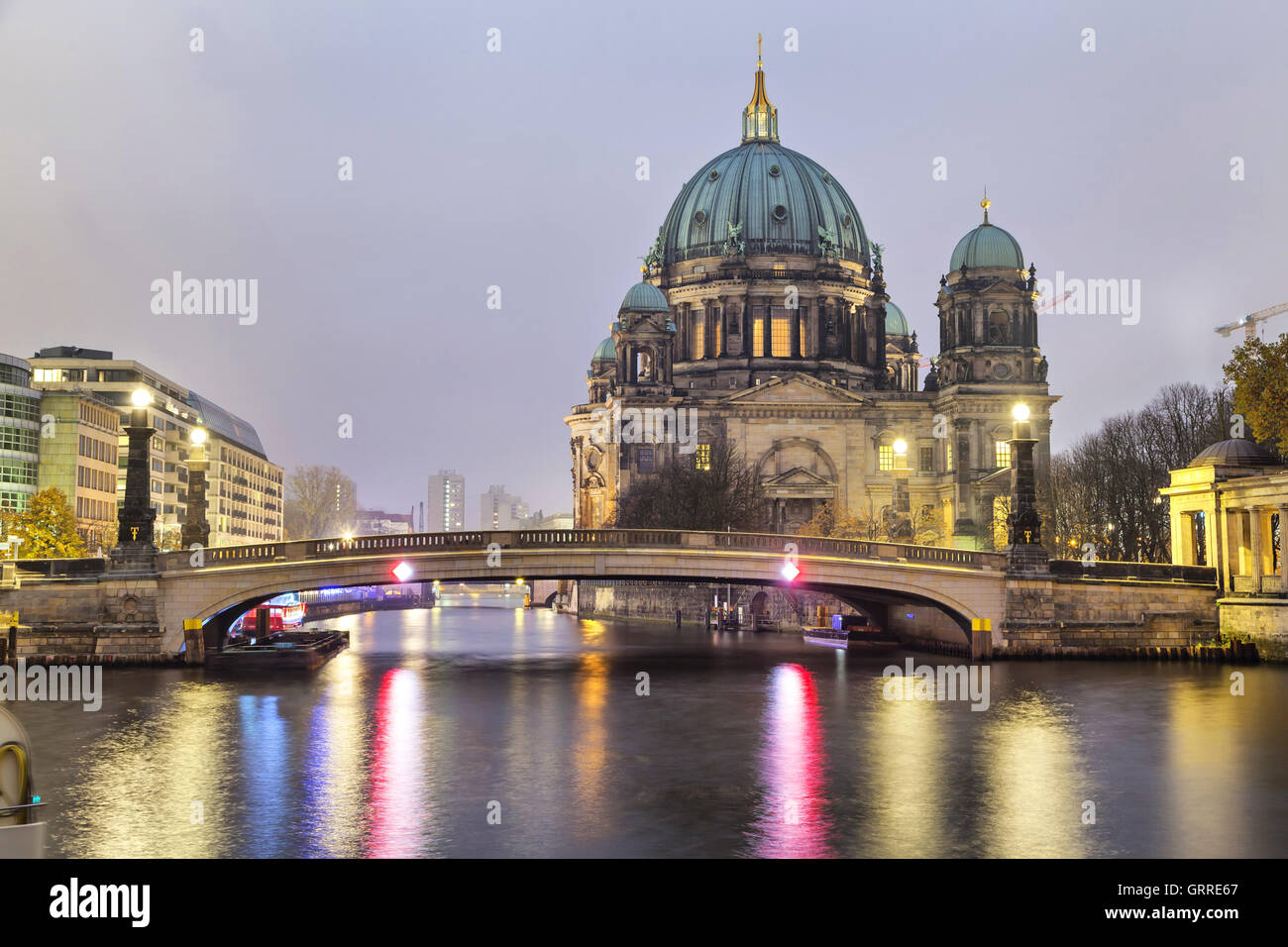 Berliner Dom (Berliner Dom) und die Brücke über die Spree River, Deutschland Stockfoto