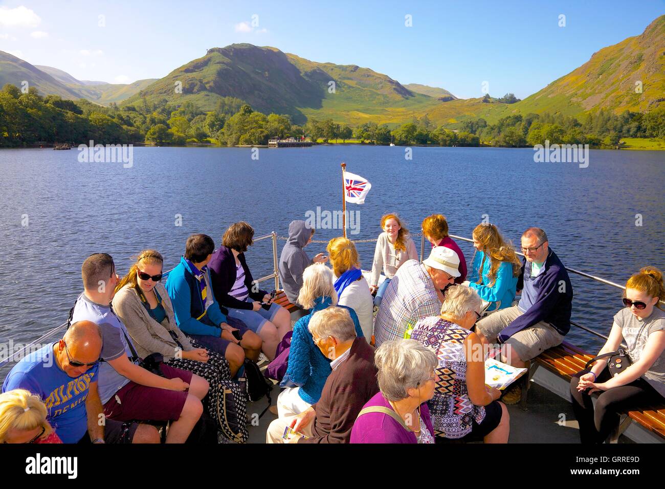 Touristen genießen eine Kreuzfahrt an Bord der Bug des Ullswater Steamers M.V Lady Wakefield. Ullswater, Penrith, Lake District, Großbritannien. Stockfoto