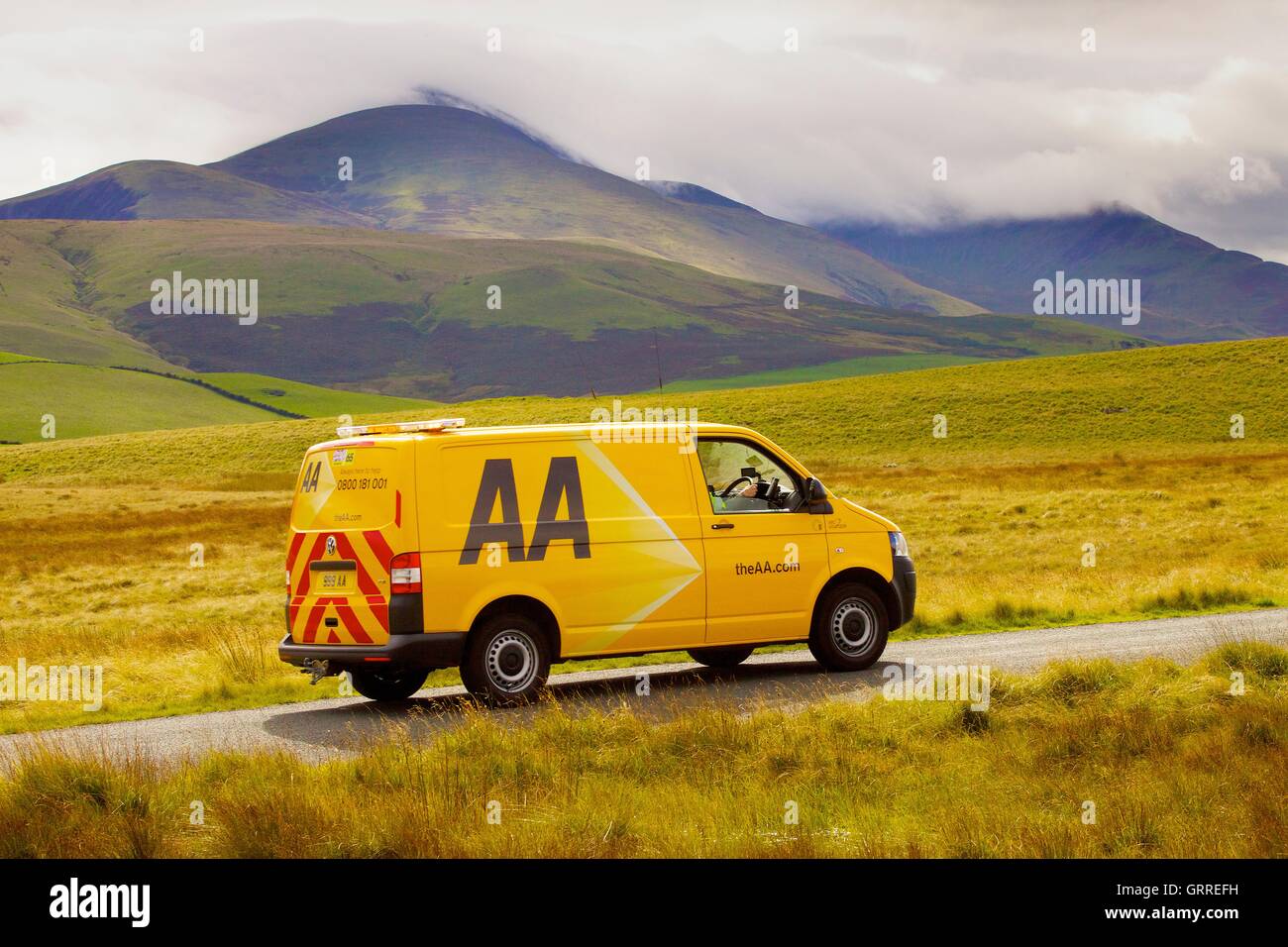 AA van auf Landstraße. Aughertree fiel, Uldale, Nationalpark Lake District, Cumbria, England, Vereinigtes Königreich, Europa. Stockfoto