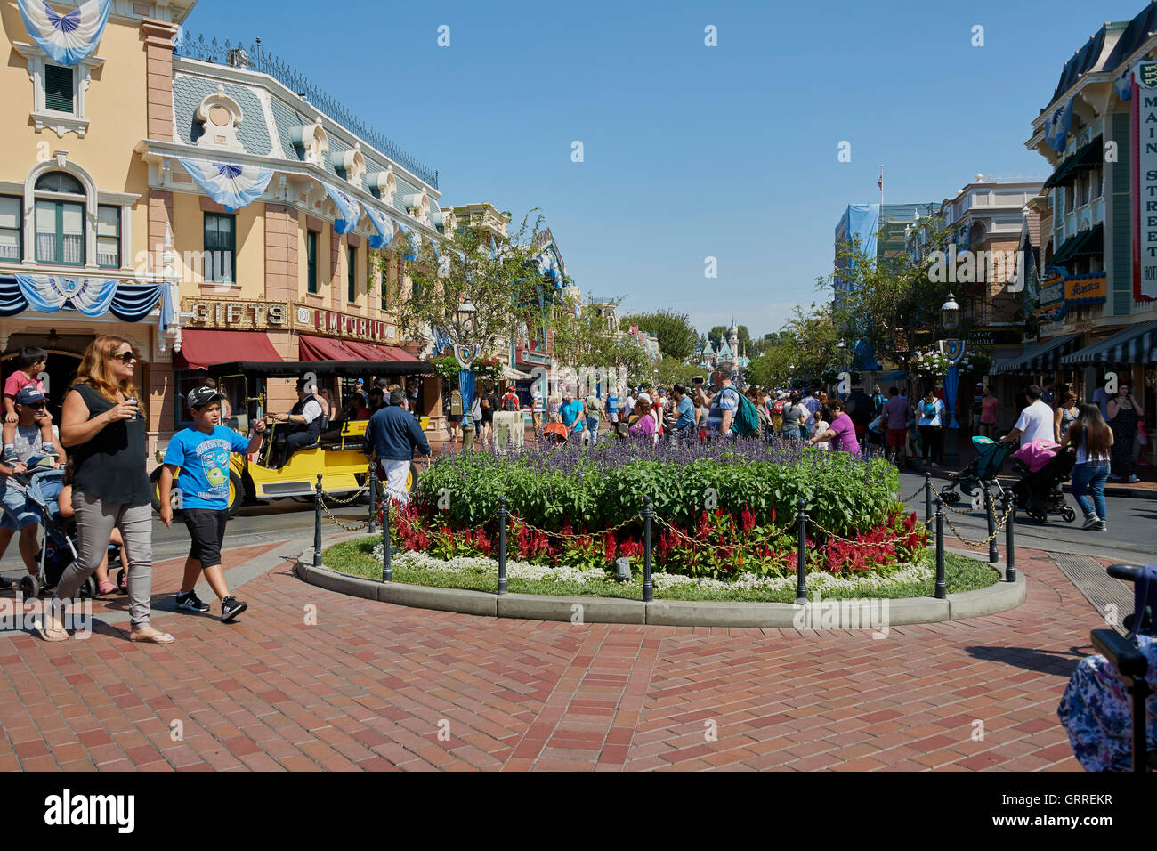 Main Street in Disney California USA mit Massen von Menschen an einem sehr heißen Tag. Stockfoto