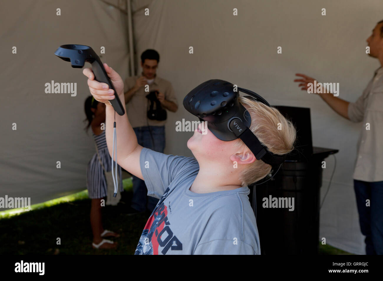 Kind tragen VR-Headset (VR-Brille) mit Bluetooth Controller - USA Stockfoto