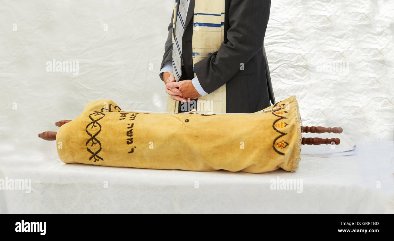 5. September 2016 USA NY Hand der Junge liest der jüdischen Thora in der Bar-Mizwa Bar Mitzvah Torah-Lesung Stockfoto