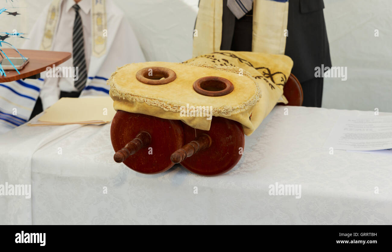 5. September 2016 USA NY Hand der Junge liest der jüdischen Thora in der Bar-Mizwa Bar Mitzvah Torah-Lesung Stockfoto