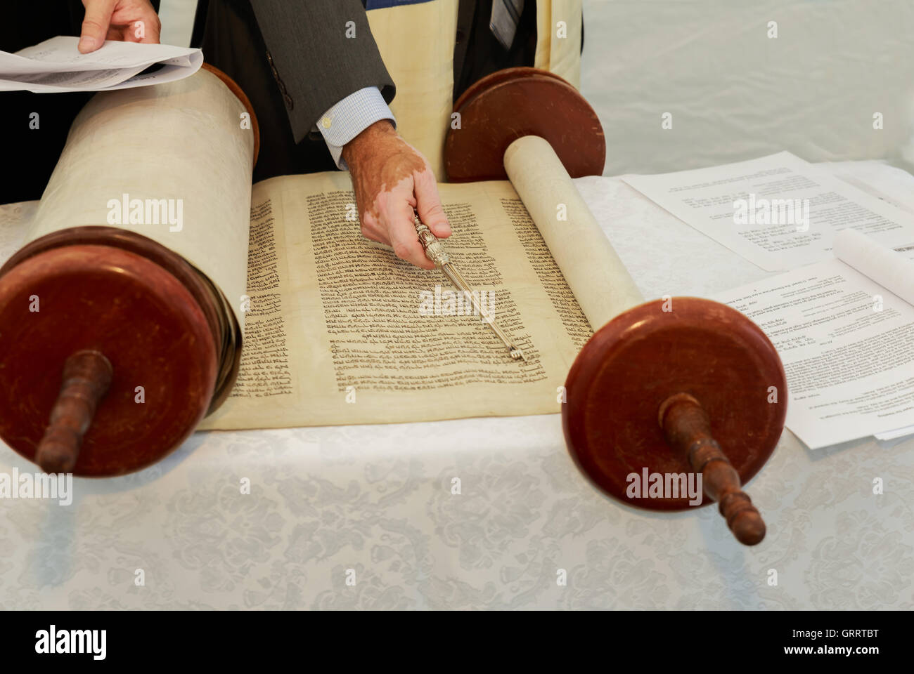 5. September 2016 USA NY Hand der Junge liest der jüdischen Thora in der Bar-Mizwa Bar Mitzvah Torah-Lesung Stockfoto