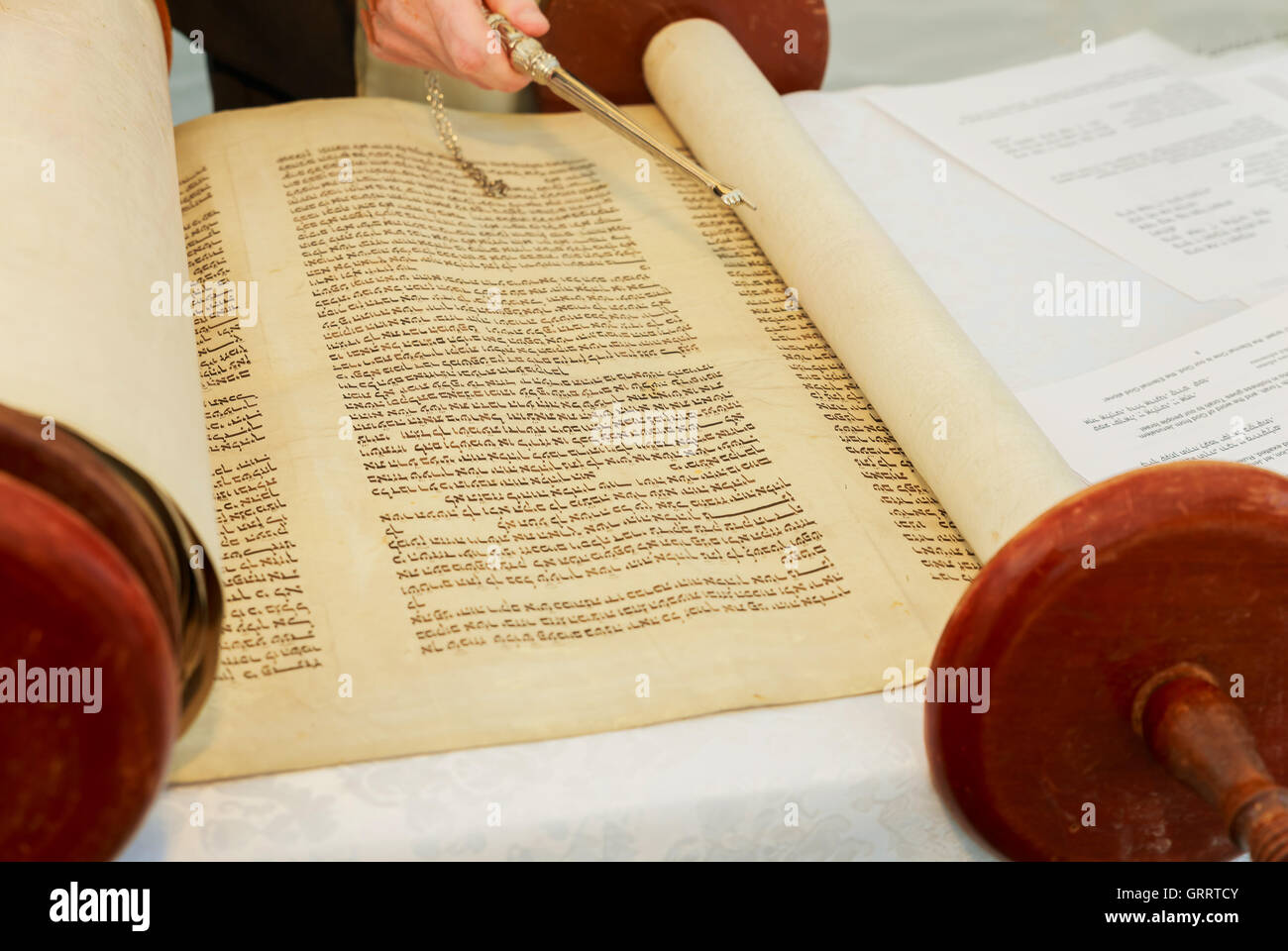 5. September 2016 USA NY Hand der Junge liest der jüdischen Thora in der Bar-Mizwa Bar Mitzvah Torah-Lesung Stockfoto