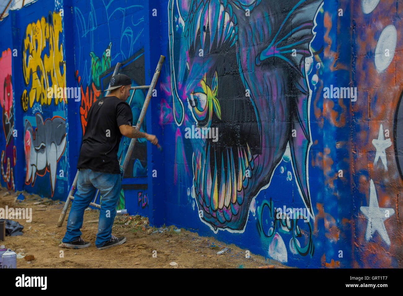 PUNTA DEL ESTE, URUGUAY - 6. Mai 2016: unbekannten Männern mit einem Pinsel auf die Hand malen einige Details über die grafitti Stockfoto