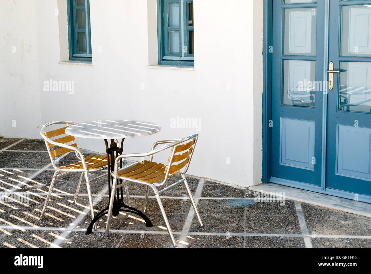 Terrasse für zwei auf übersichtlichen griechische Terrasse gesetzt Stockfoto