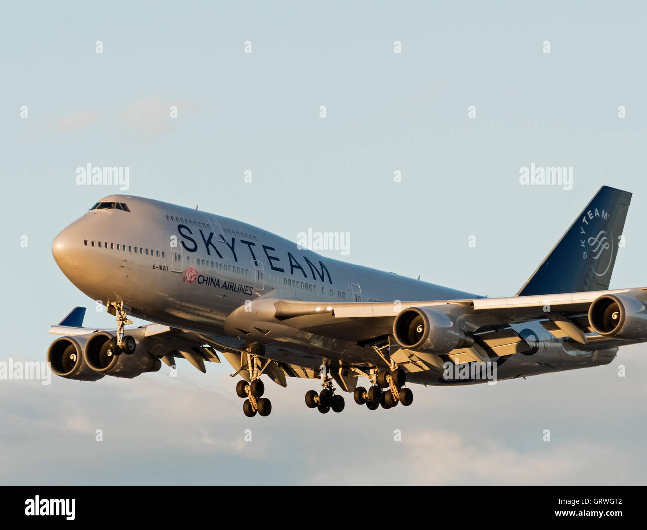 Eine Boeing 747-400 B-18211 in SkyTeam-Sonderlackierung gemalt und der Zugehörigkeit zu China Airlines im Endanflug zur Landung Stockfoto