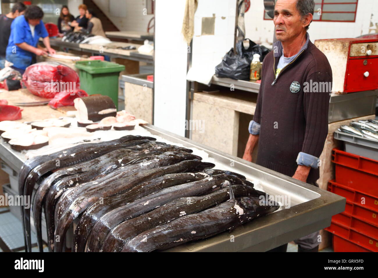 Verkaufen Sie auf dem Wochenmarkt in Funchal Bauern und Händler frische, regionale Produkte Stockfoto