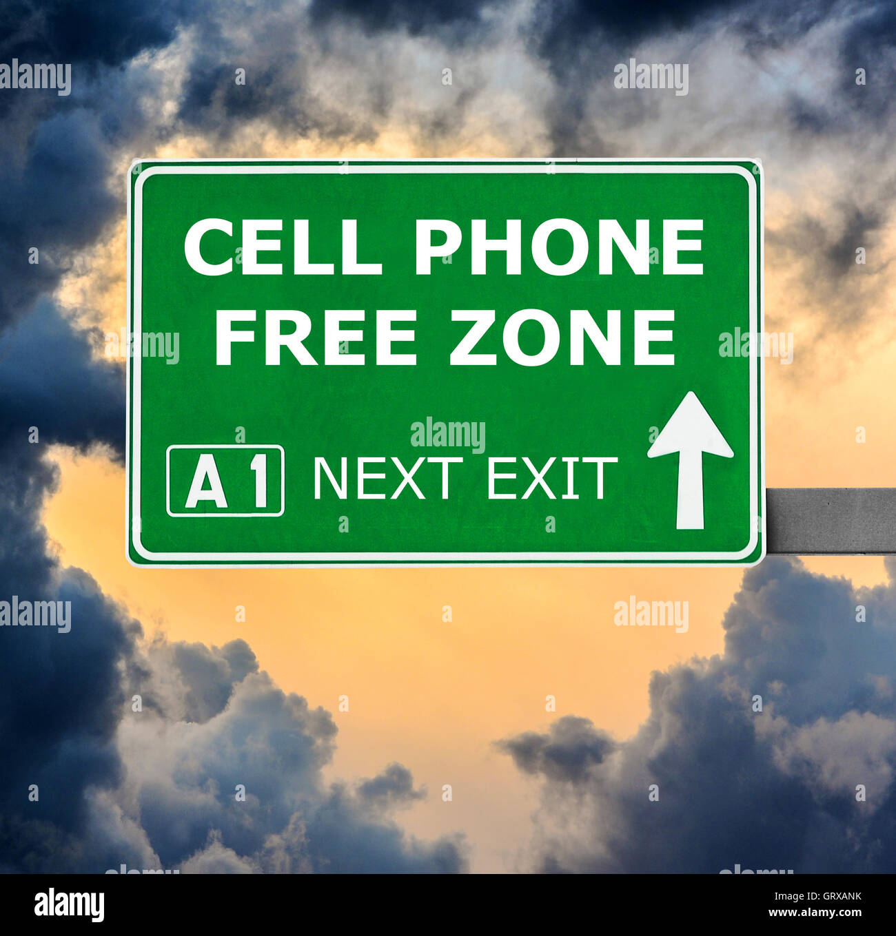 CELL PHONE FREE ZONE Straßenschild gegen klar blauen Himmel Stockfoto