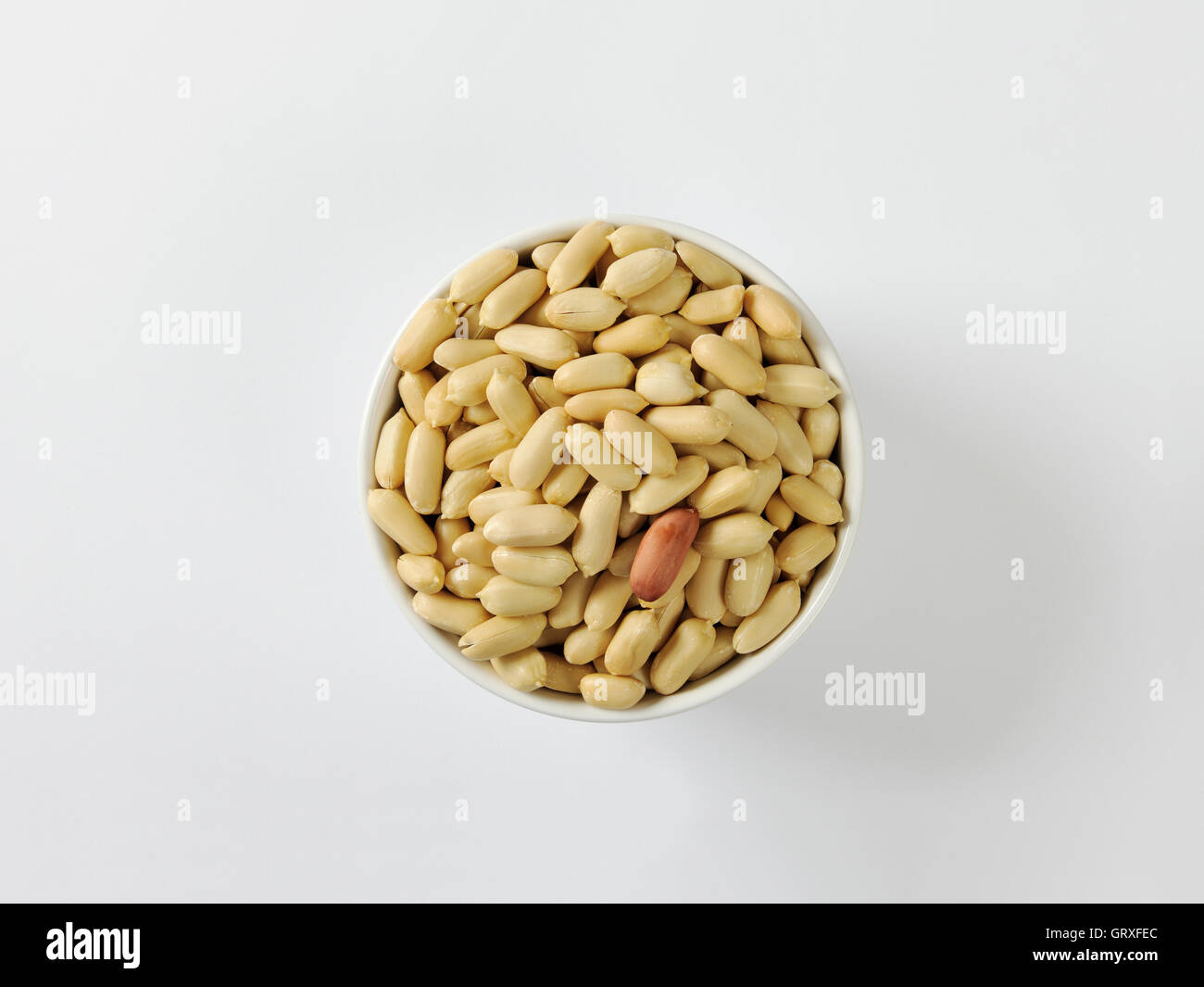 Schüssel mit ungesalzene geschälte Erdnüsse Stockfoto